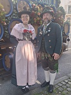 Trachten und Schtzenzug und Oide Wiesn Auftritt